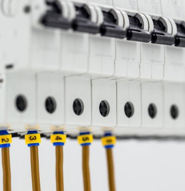 Beyaz arka plan üzerinde izole elektrik makineleri, komut satırı anahtarları