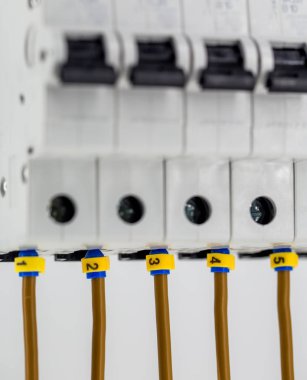 Beyaz arka plan üzerinde izole elektrik makineleri, komut satırı anahtarları