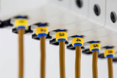 Beyaz arka plan üzerinde izole elektrik makineleri, komut satırı anahtarları