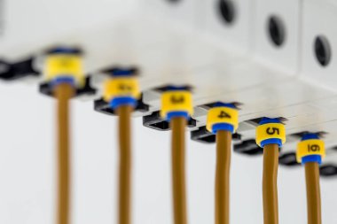 Beyaz arka plan üzerinde izole elektrik makineleri, komut satırı anahtarları