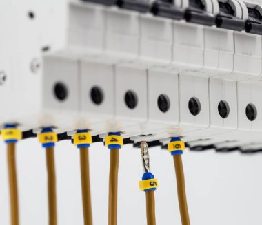 Beyaz arka plan üzerinde izole elektrik makineleri, komut satırı anahtarları