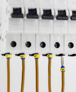 Beyaz arka plan üzerinde izole elektrik makineleri, komut satırı anahtarları