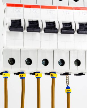 Beyaz arka plan üzerinde izole elektrik makineleri, komut satırı anahtarları