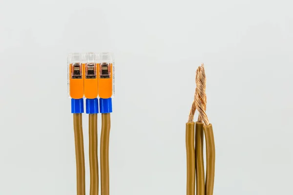 Подключение электрических кабелей к клемму — стоковое фото