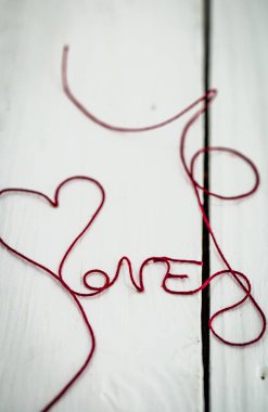 Beyaz bir arka plan üzerinde yazıt aşk