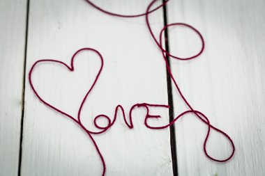 Beyaz bir arka plan üzerinde yazıt aşk