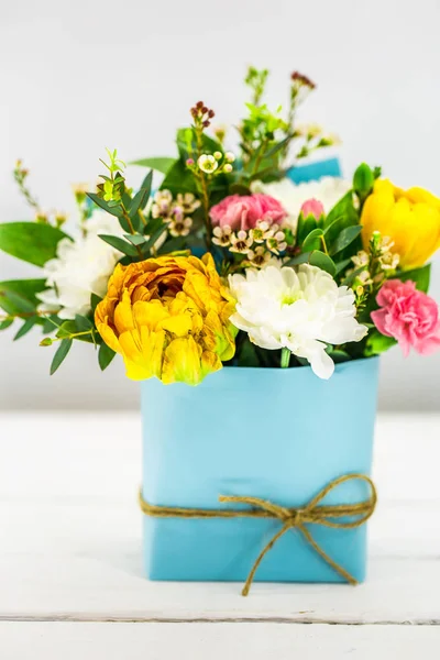 Flores de primavera en vivo sobre fondo blanco — Foto de Stock