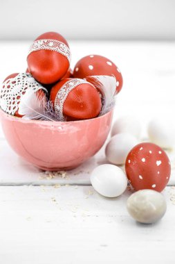 Kırmızı Paskalya yumurta natürmort