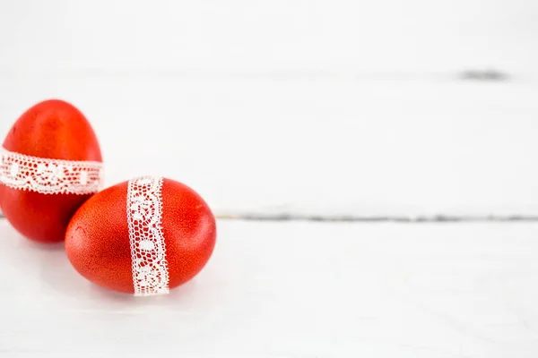 Красные пасхальные яйца на белом фоне — стоковое фото