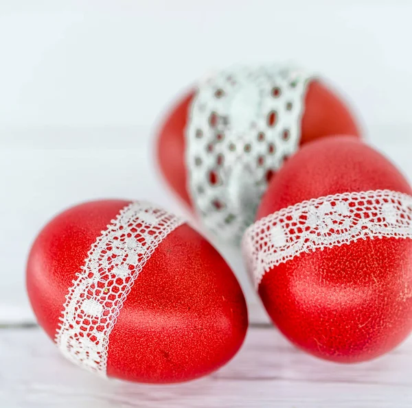 Красные пасхальные яйца на белом фоне — стоковое фото