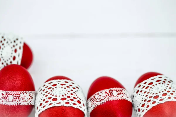 Червоний великодні яйця на білому фоні — стокове фото