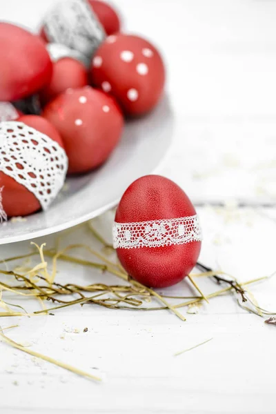 Ovos de Páscoa vermelhos em uma chapa branca — Fotografia de Stock