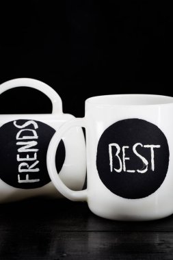 yazıt ile iki beyaz bardak