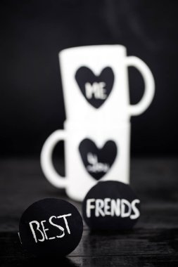 yazıt ile iki beyaz bardak