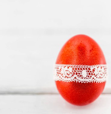 Beyaz zemin üzerine kırmızı Paskalya yumurtaları