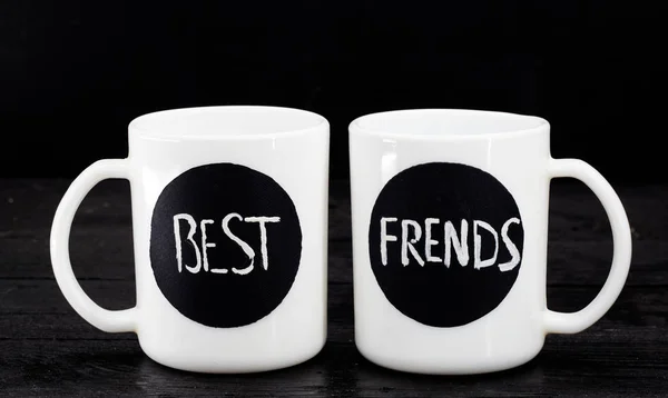 Дві білі чашки з написом — стокове фото