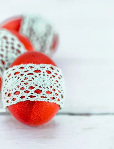 Huevos rojos de Pascua sobre un fondo blanco —  Fotos de Stock