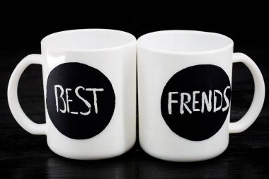 yazıt ile iki beyaz bardak