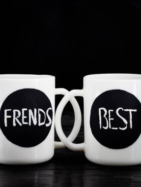 yazıt ile iki beyaz bardak