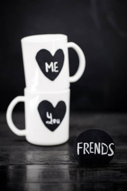 yazıt ile iki beyaz bardak