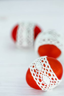 Beyaz zemin üzerine kırmızı Paskalya yumurtaları