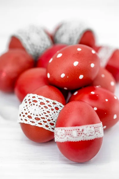 Beyaz zemin üzerine kırmızı Paskalya yumurtaları — Stok fotoğraf