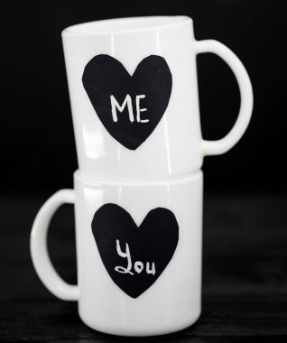 yazıt ile iki beyaz bardak