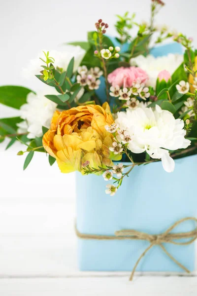 Flores de primavera en vivo sobre fondo blanco — Foto de Stock