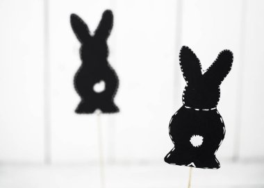 Kağıt Paskalya tavşanı beyaz arka plan üzerinde siyah