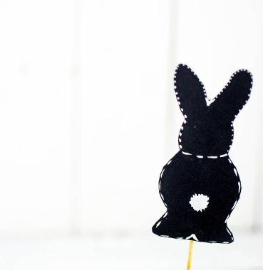 Kağıt Paskalya tavşanı beyaz arka plan üzerinde siyah
