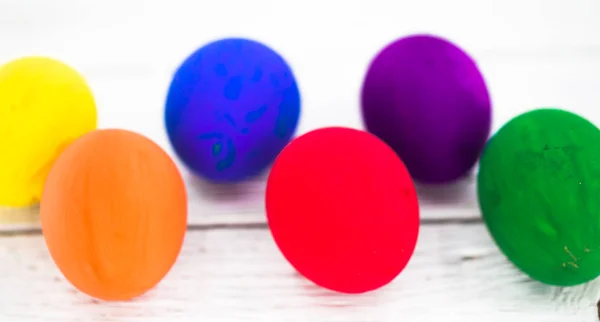 Barevné vejce na dřevěné pozadí — Stock fotografie