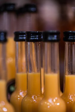 üstünde belgili tanımlık sayaç depodaki birçok şişeler