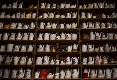 birçok Porselen çaydanlıklar ile dolap