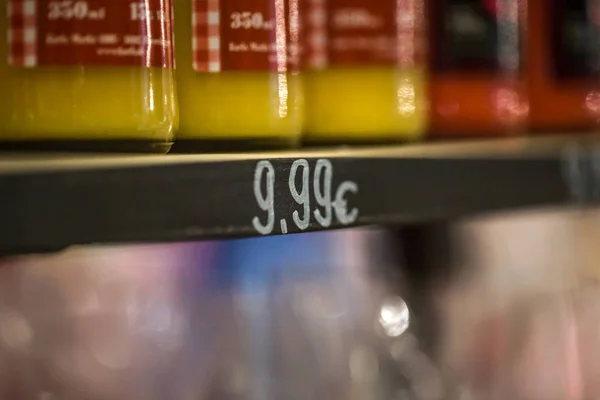 La etiqueta de precio en contador de frutas — Foto de Stock