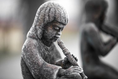 Çocuklar oynarken müzik aletleri heykelleri