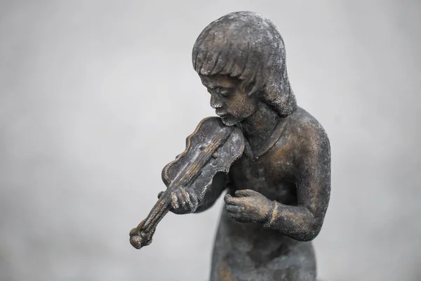 Статуї дітей, які грають на музичних інструментах — стокове фото