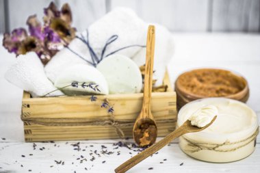 Spa natürmort beyaz tahta adam üzerinde