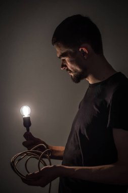 ampul siyah arka plan üzerine adamla