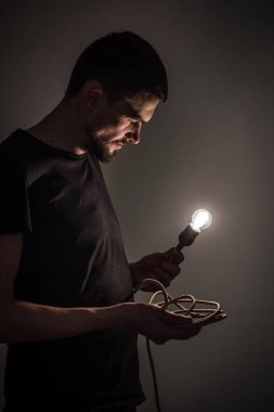 ampul siyah arka plan üzerine adamla