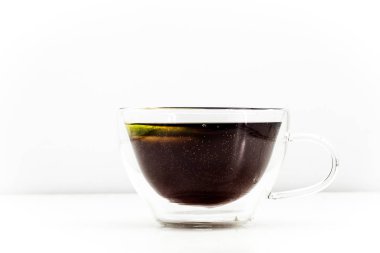 şeffaf bardak çay beyaz arka plan üzerinde