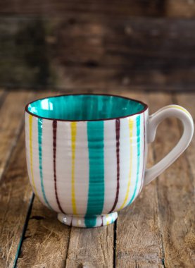 Ahşap arka plan üzerinde çizgili Kupası