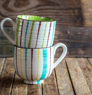 Ahşap arka plan üzerinde çizgili Kupası