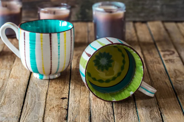 La copa a rayas sobre fondo de madera —  Fotos de Stock