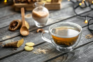 ahşap arka plan şeffaf fincan ile natürmort