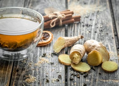 ahşap arka plan şeffaf fincan ile natürmort