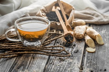 ahşap arka plan şeffaf fincan ile natürmort