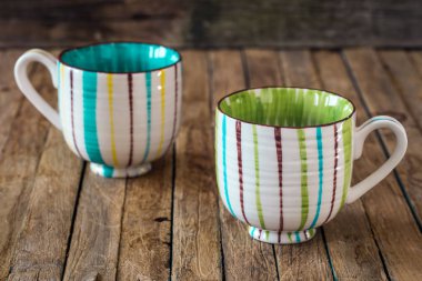 Ahşap arka plan üzerinde çizgili Kupası