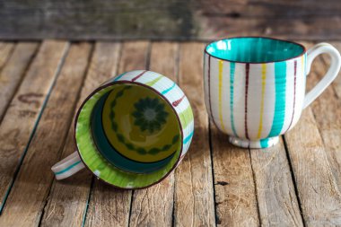 Ahşap arka plan üzerinde çizgili Kupası