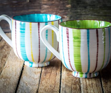 Ahşap arka plan üzerinde çizgili Kupası