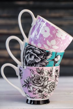 Ahşap arka plan üzerinde güzel şık Kupası